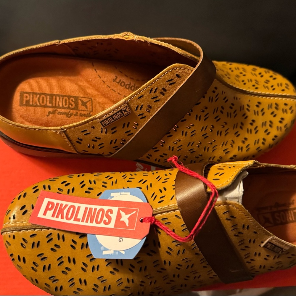 Pikolinos Granada Perforated Leather Clogs